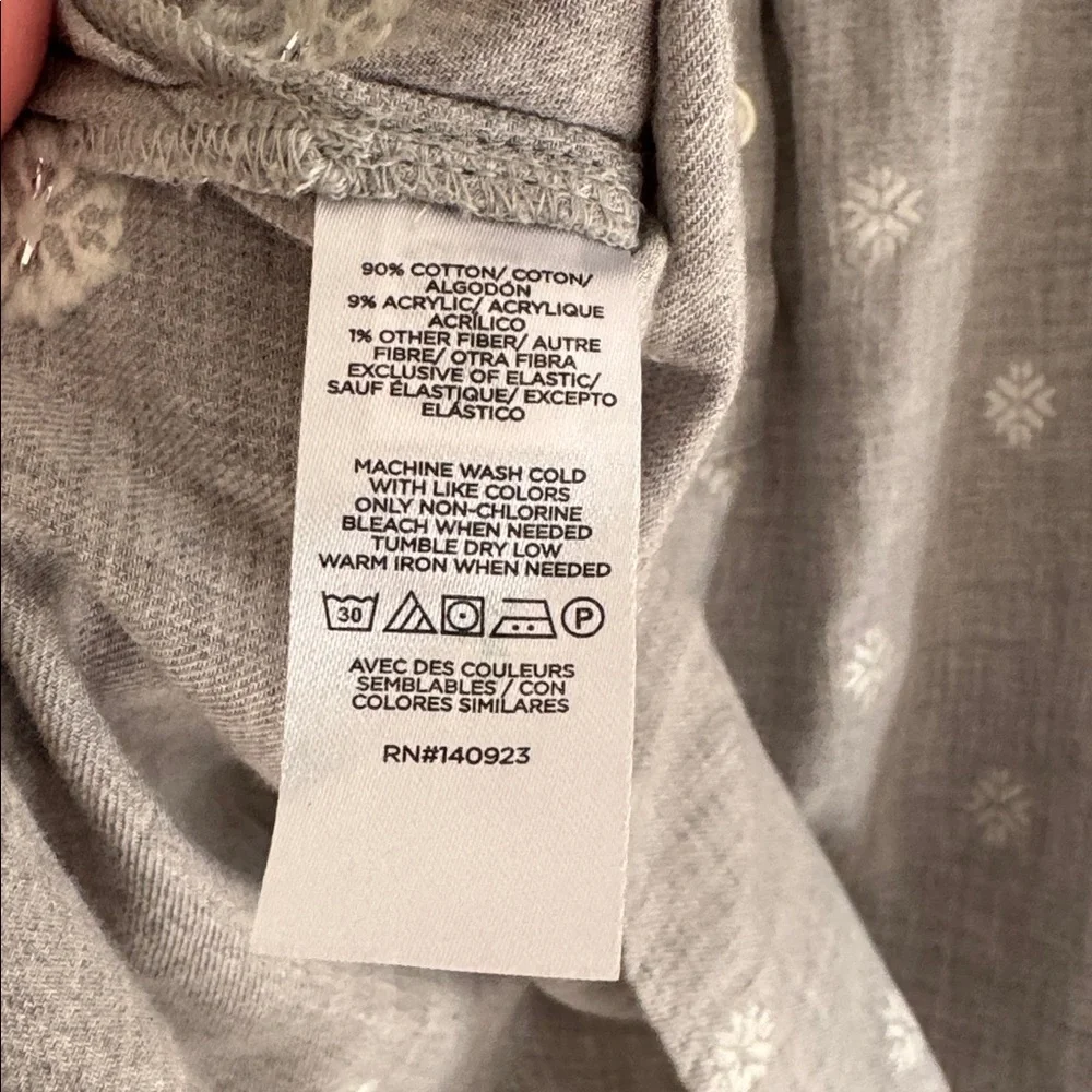 ❄️ Loft light gray/white snowflake print top. Size S. - Picture 10 of 10
